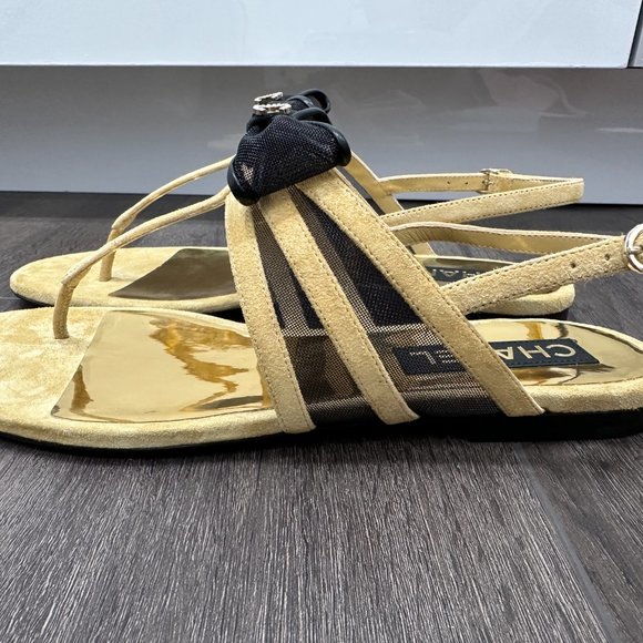 Chanel 24 Caramel Camel Brown Beige CC BLACK BOW LOGO Gold Sandals 40 - Picture 11 of 16